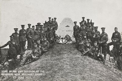 Część 29. Dywizji pod pomnikiem niedaleko Beaumont Hamel, 7 czerwca 1925 r. autorstwa English Photographer