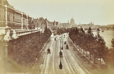 Somerset House, Victoria Embankment, Westminster LB: patrząc na północ od mostu Waterloo, 1895 autorstwa English Photographer