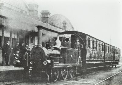 South Dock Station: czterokołowa lokomotywa czołgowa na stacji, 1880 autorstwa English Photographer
