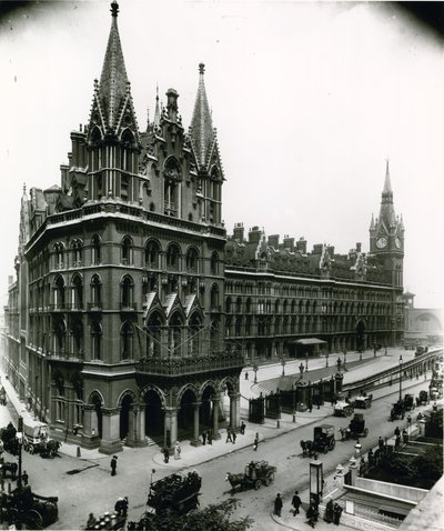 Dworzec kolejowy St. Pancras; fotografia z kwietnia 1899 autorstwa English Photographer
