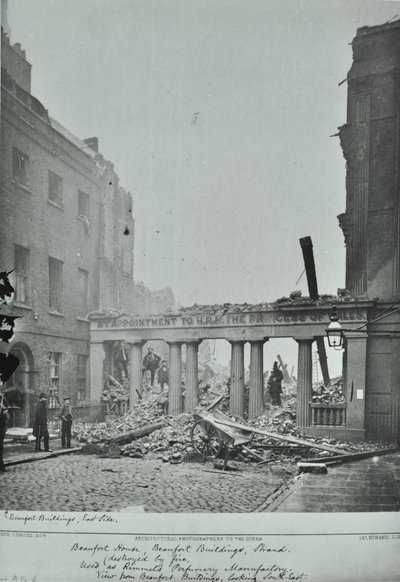 Strand, Westminster LB: Budynki Beauforta, uszkodzenia od ognia, 1890 autorstwa English Photographer