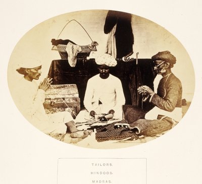 Tailors, Hindoos, Madras, z The People of India, J. Forbes Watson, wyd. 1868 (druk albumowy) autorstwa English Photographer