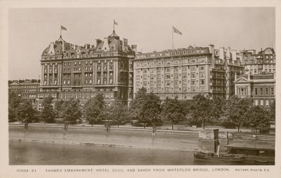 Thames Embankment Hotel Cecil i Savoy od Waterloo Bridge w Londynie autorstwa English Photographer