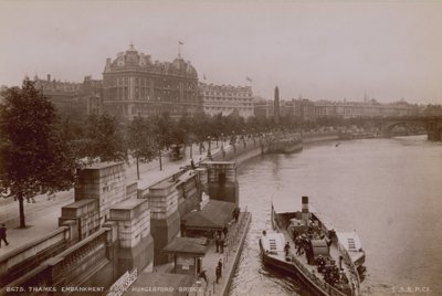 Thames Embankment z Hungerford Bridge autorstwa English Photographer