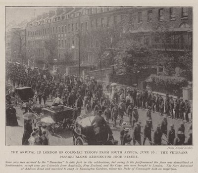 Przybycie do Londynu wojsk kolonialnych z Republiki Południowej Afryki, 26 czerwca, weterani przechodzący wzdłuż Kensington High Street autorstwa English Photographer