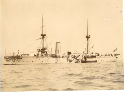 „Chih Yuan” zakotwiczony na południowym wybrzeżu w Hove, lokalny lugier obok, c.1886 autorstwa English Photographer