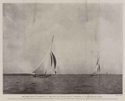Pierwszy żagiel Shamrock II, nowy Challenger prowadzący Shamrock I w Southampton Water autorstwa English Photographer