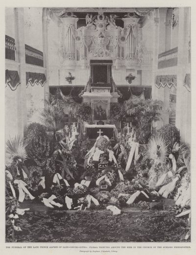 Pogrzeb zmarłego księcia Alfreda Saxe-Coburg-Gotha, Kwiatowe hołdy wokół mar w kościele Schloss Friedenstein autorstwa English Photographer