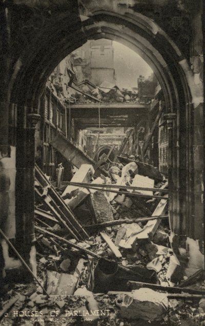 Houses of Parliament, Londyn, ukazujące uszkodzenia bomb podczas II wojny światowej (zdjęcie czarno-białe) autorstwa English Photographer