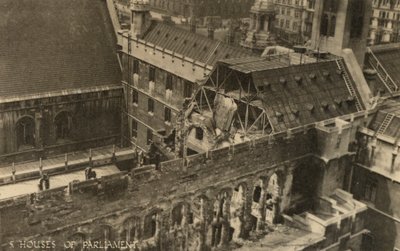 Houses of Parliament, Londyn, ukazujące uszkodzenia bomb podczas II wojny światowej (zdjęcie czarno-białe) autorstwa English Photographer