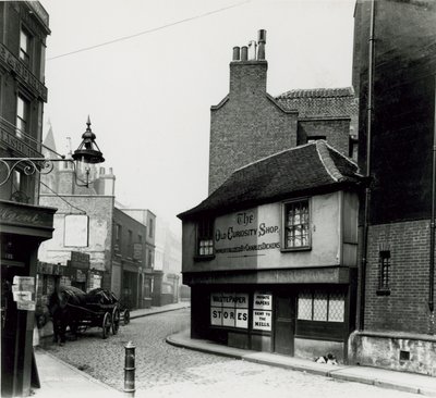 Sklep Old Curiosity, Portsmouth Street, Lincolns Inn Fields, Londyn autorstwa English Photographer
