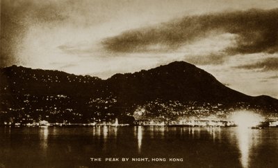 Szczyt nocą, Hongkong, z albumu ze zdjęciami związanymi ze służbą Pte H. Chick, 1940 autorstwa English Photographer