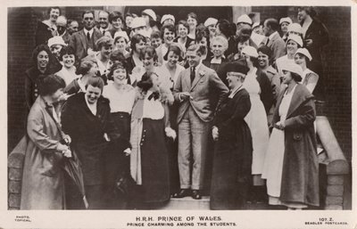Książę Walii (późniejszy król Edward VIII), z grupą studentek (zdjęcie czarno-białe) autorstwa English Photographer