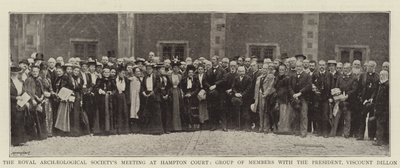 Spotkanie Królewskich Towarzystw Archeologicznych w Hampton Court, grupa członków z prezydentem, wicehrabią Dillon autorstwa English Photographer
