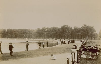 Serpentine, Hyde Park, Londyn autorstwa English Photographer