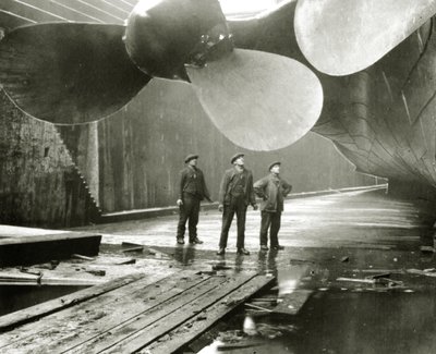 Śmigła Titanica w Thompson Graving Dock w Harland & Wolff, Belfast, Irlandia, 1910-11 autorstwa English Photographer