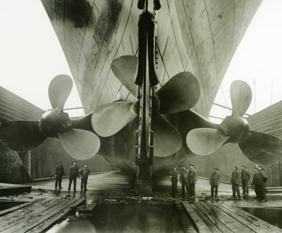 Śmigła Titanics w Thompson Graving Dock w Harland und Wolff, Belfast, Irlandia, 1910-11 autorstwa English Photographer