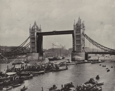 Tower Bridge, patrząc na wschód (zdjęcie czarno-białe) autorstwa English Photographer
