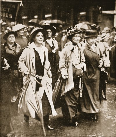 Demonstracja kobiet „Prawo do służenia”: pani Pankhurst i przyjaciele, z „The Illustrated War News” autorstwa English Photographer