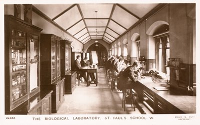 Laboratorium biologiczne Szkoły St Pauls autorstwa English Photographer