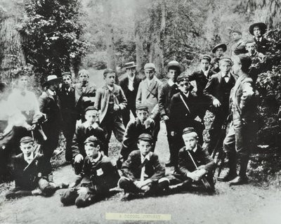 Pierwsza podróż szkolna London School Board. Dzieci z Bell Road Higher Grade School, Peckham odwiedzają kopalnię w Forest of Dean, 1896 autorstwa English Photographer