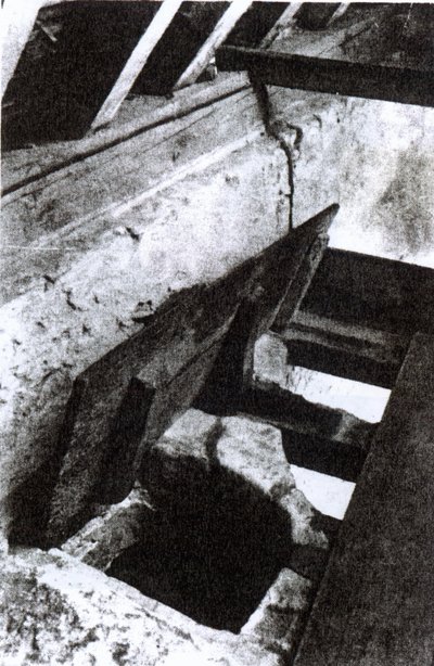 Kapłani chowają dziurę w klatce schodowej w Sawston Hall zaprojektowanej i wykonanej przez jezuickiego męczennika i świętego Mikołaja Owena, ok. 1935 autorstwa English Photographer