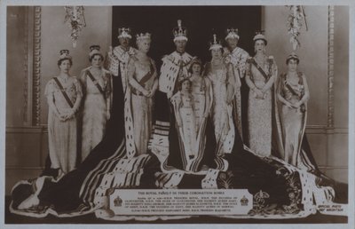 Rodzina królewska w szatach koronacyjnych (zdjęcie czarno-białe) autorstwa English Photographer