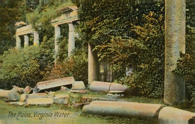 Ruiny w Virginia Water w Windsor Great Park w Anglii. Pocztówka wysłana w 1913 roku. autorstwa English Photographer