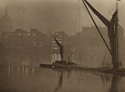 Cienie nocy powoli zapadają nad londyńską rzeką (zdjęcie czarno-białe) autorstwa English Photographer