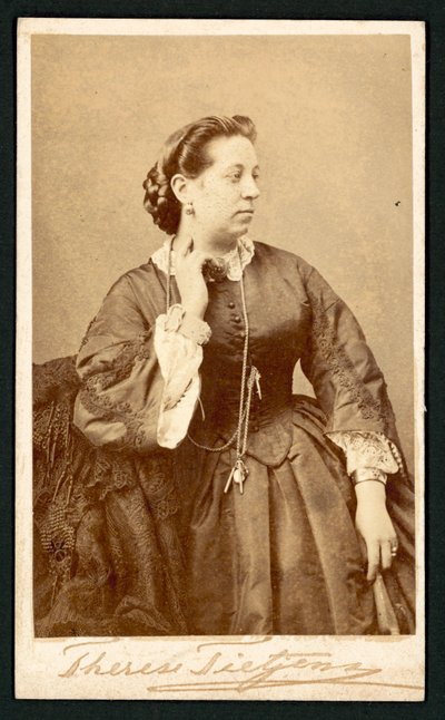 Therese Tietjens, portret (zdjęcie czarno-białe) autorstwa English Photographer