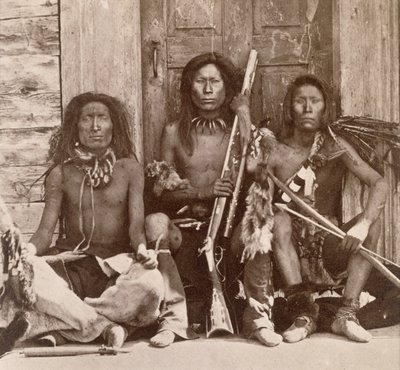 Trzech Indian Braves, sfotografowanych przez Royal Engineers na czterdziestym dziewiątym równoleżniku (zdjęcie w sepii) autorstwa English Photographer