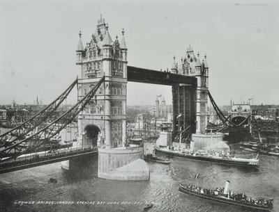 Tower Bridge w dniu otwarcia, 1894 autorstwa English Photographer