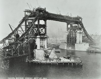 Tower Bridge w budowie, 1892 autorstwa English Photographer