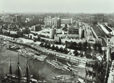 Tower of London, Tower Hill: z Tower Bridge, 1890 autorstwa English Photographer