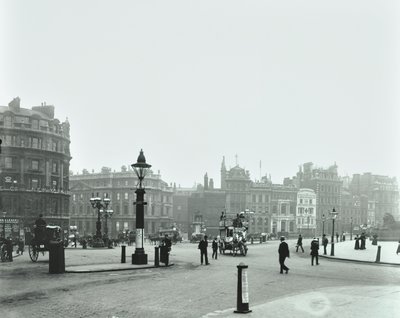 Trafalgar Square, Westminster LB: Trafalgar Square z widokiem na wschód do Charing Cross, 1896 autorstwa English Photographer