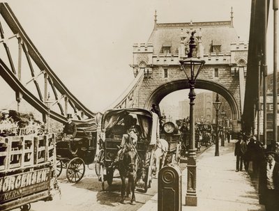 Ruch uliczny przejeżdżający przez Tower Bridge autorstwa English Photographer