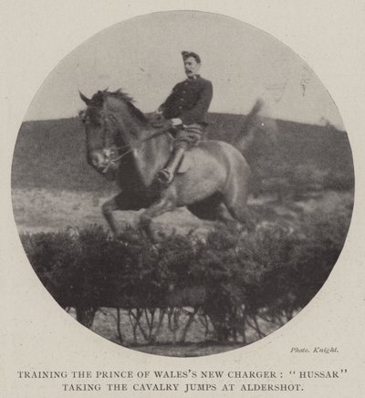 Szkolenie księcia Walii New Charger, Hussar wykonujący skoki kawalerii w Aldershot autorstwa English Photographer