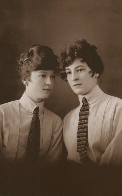 Dwie młode edwardiańskie kobiety w krawatach (zdjęcie czarno-białe) autorstwa English Photographer