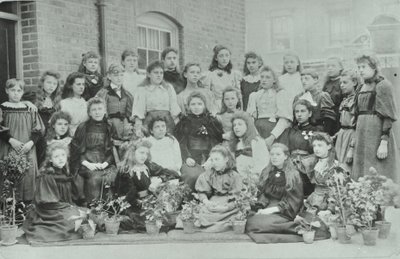 Nieznana klasa dziewcząt, 1896 autorstwa English Photographer