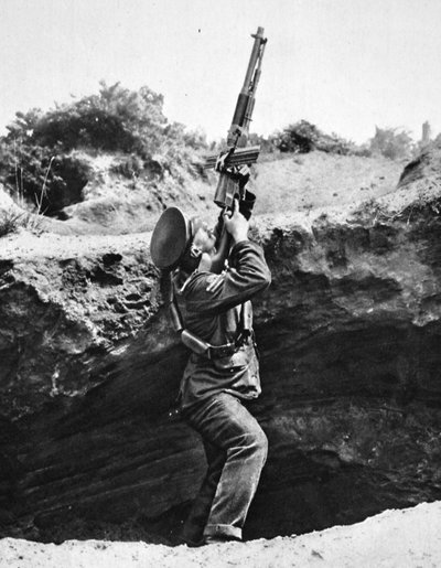 Używanie karabinu automatycznego Hotchkiss z otworu po pocisku: nieoczekiwany atak, z The Illustrated War News, 2 sierpnia 1916 autorstwa English Photographer