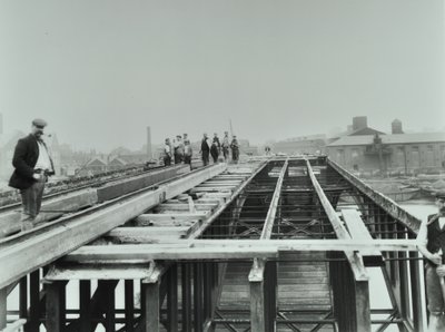 Most Vauxhall: rozbiórka, 1898 autorstwa English Photographer