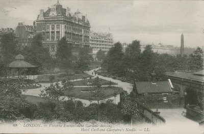 Victoria Embankment Gardens, pokazujące Hotel Cecil i Cleopatras Needle, Londyn autorstwa English Photographer