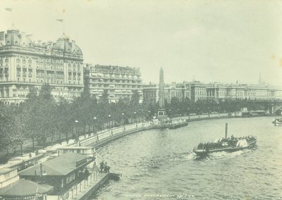 Victoria Embankment, Westminster LB: patrząc na północ od mostu Hungerford, 1895 autorstwa English Photographer