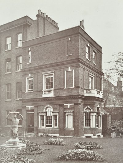 Widok Clements Inn Garden House, 1885 autorstwa English Photographer