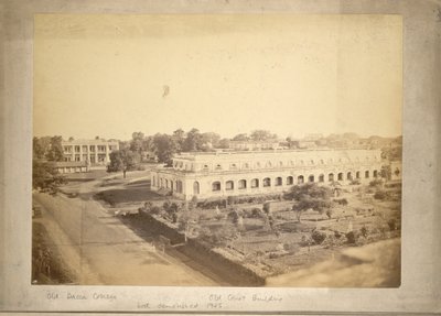 Widok Old Dhaka College i Old Court Building, ok. 1875 (zdjęcie czarno-białe) autorstwa English Photographer