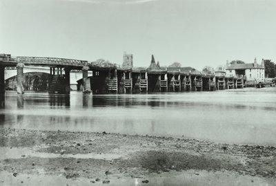Widok na stary i nowy most Putney z przybudówką i kościołem Wszystkich Świętych w tle, 1885 autorstwa English Photographer