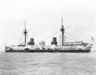 Widok pancernika HMS Inflexible (zwodowanego w 1876 r.) po konwersji na takielunek wojskowy w 1885 r. (zdjęcie czarno-białe) autorstwa English Photographer