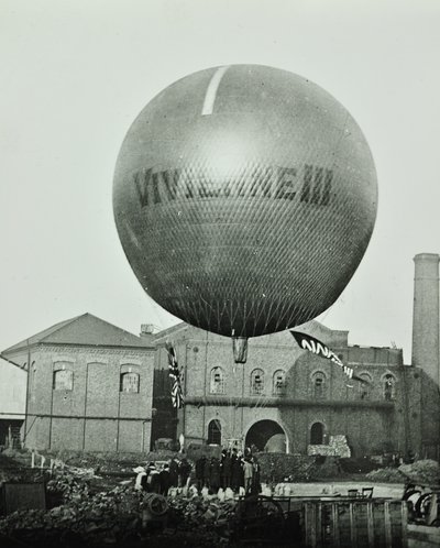 Balon Vivienne III przed Wandsworth Gas Company, 1898 autorstwa English Photographer