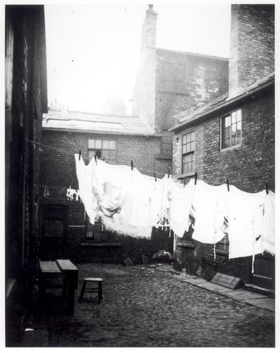 Linia prania w Eagle and Child Yard, Hunslet, Leeds, 13 maja 1896 r. autorstwa English Photographer
