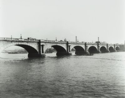 Most Waterloo: widok z północnego brzegu, 1895 autorstwa English Photographer